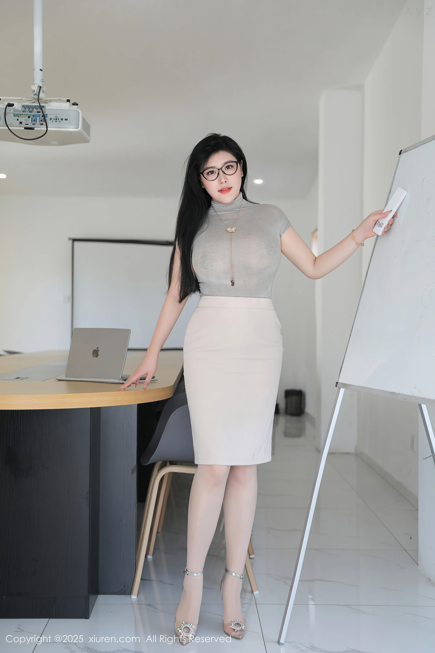 图片[2]-[XiuRen秀人网] VOL.10488 模特王婉悠Queen性感灰色OL服饰配超薄肉丝秀丰腴身姿诱惑写真80P-秀人网官方网站